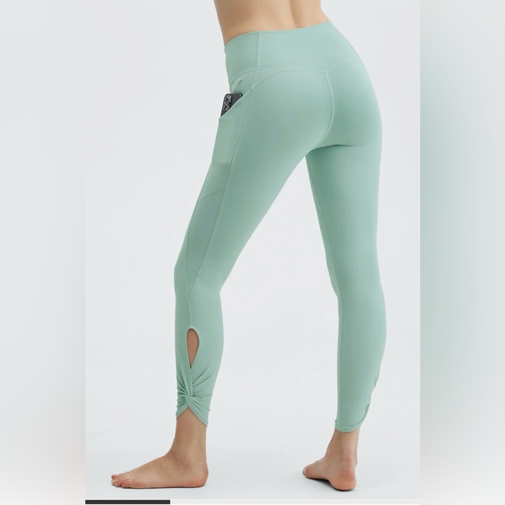 (M) Fabletics Oasis PureLuxe High-Waisted Twist 7/8 Legging
